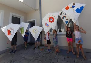 Wenn Fußballlogos durch die Lüfte fliegen