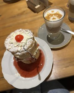 Berchtesgaden windbeutel mit kaffee