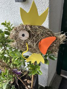 Kinder gestalten Gartenstecker aus Heu