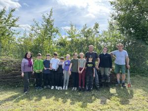 Kinder legen Benjeshecke an: Naturprojekt des Gartenbauvereins