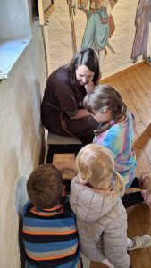 Workshop „Knochenwürfel, Kleine Mühle, Kreiseldrehn – Spiele im Mittelalter“